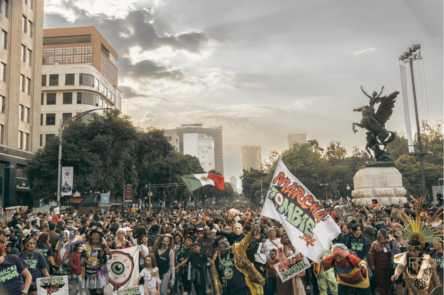 Una edición anterior de la Marcha Zombie, con disfraces, banderas y una multitud en la ciudad